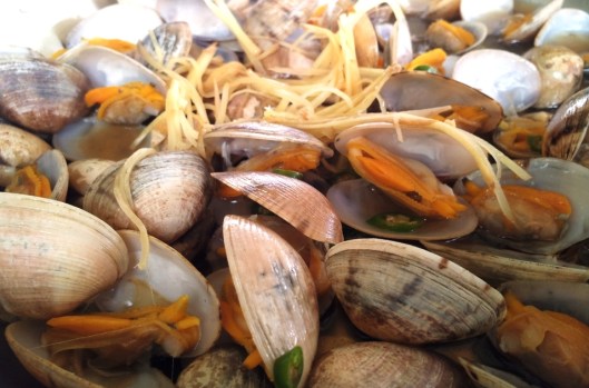 Steam clams with clear soup