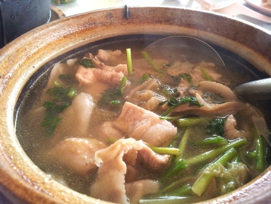 Claypot white pepper soup with pork and chicken